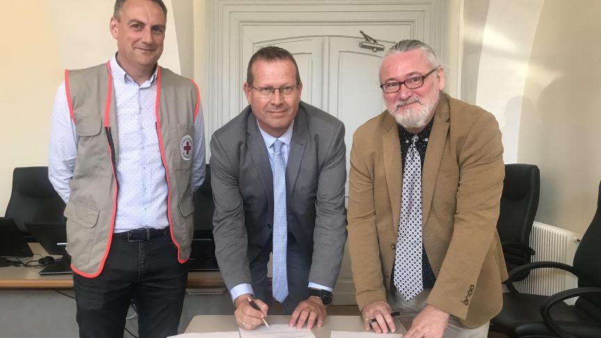 De gauche à droite, Thierry Marcq (Croix-Rouge), Mehdi Benbouzid (procureur) et Sylvain Maheo (président du tribunal) lors de la signature de la convention.