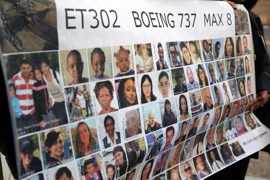 Les photos de victimes du crash d'un Boeing d'Ethiopian Airlines devant le tribunal de Fort Worth, le 26 janvier 2023 au Texas