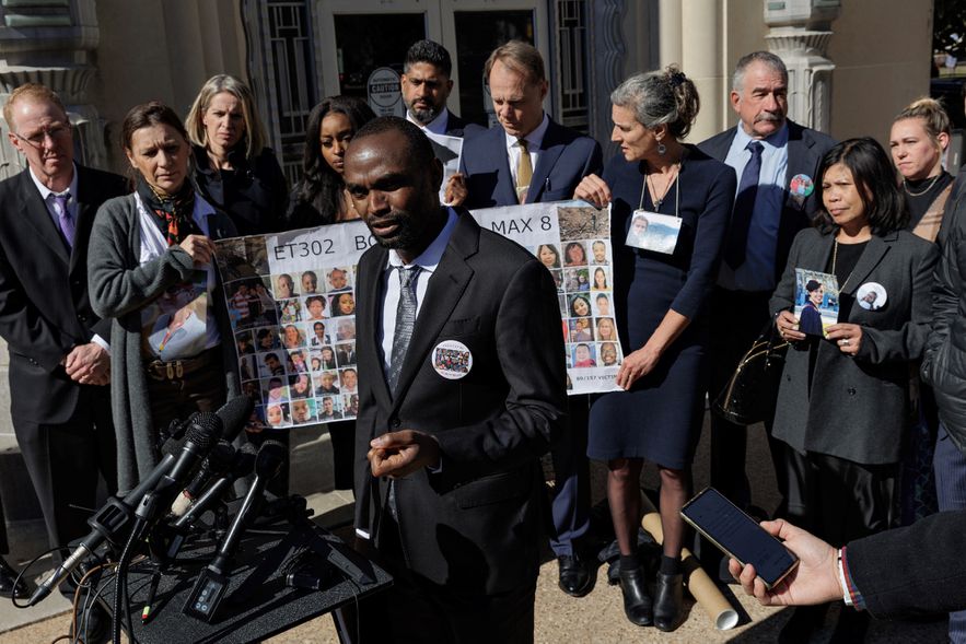 Paul Njoroge, qui a perdu sa femme et ses enfants dans le crash d'un Boeing d'Ethiopian Airlines, devant le tribunal de Fort Worth, le 26 janvier 2023 au Texas