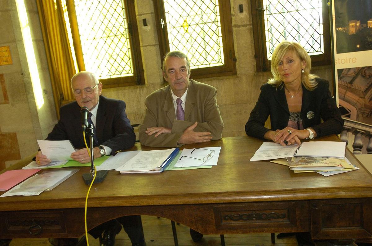 Jean-Michel Tailhades (au centre) entouré de Martine Balout et de Michel Testut, lors d’une assemblée générale de l’office de tourisme de Périgueux.