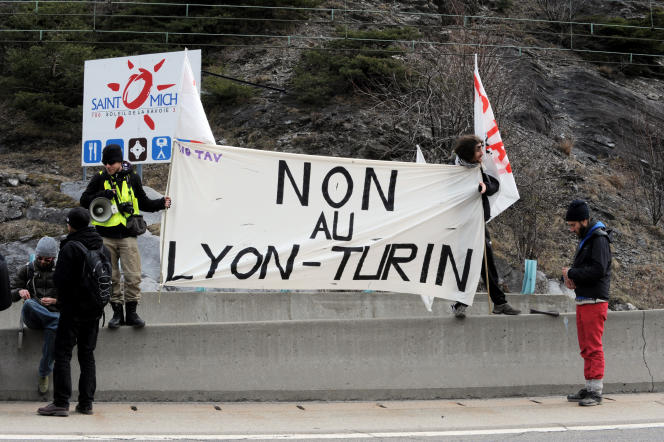 Manifestation contre le projet de ligne à grande vitesse Lyon-Turin, à Saint-Michel-de-Maurienne (Savoie), en mars 2015.